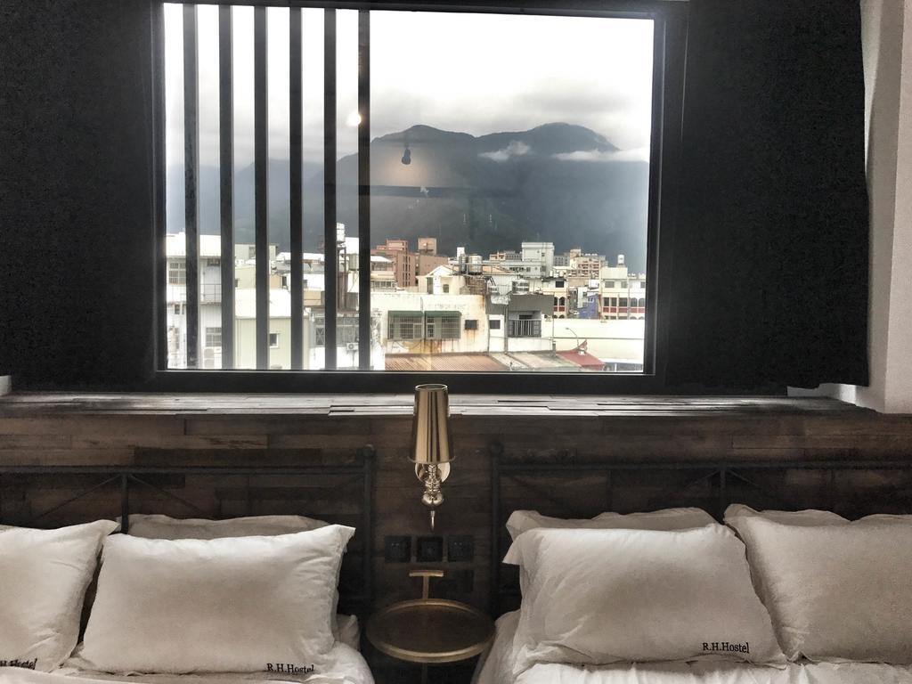 Railway Hualien Hostel Extérieur photo